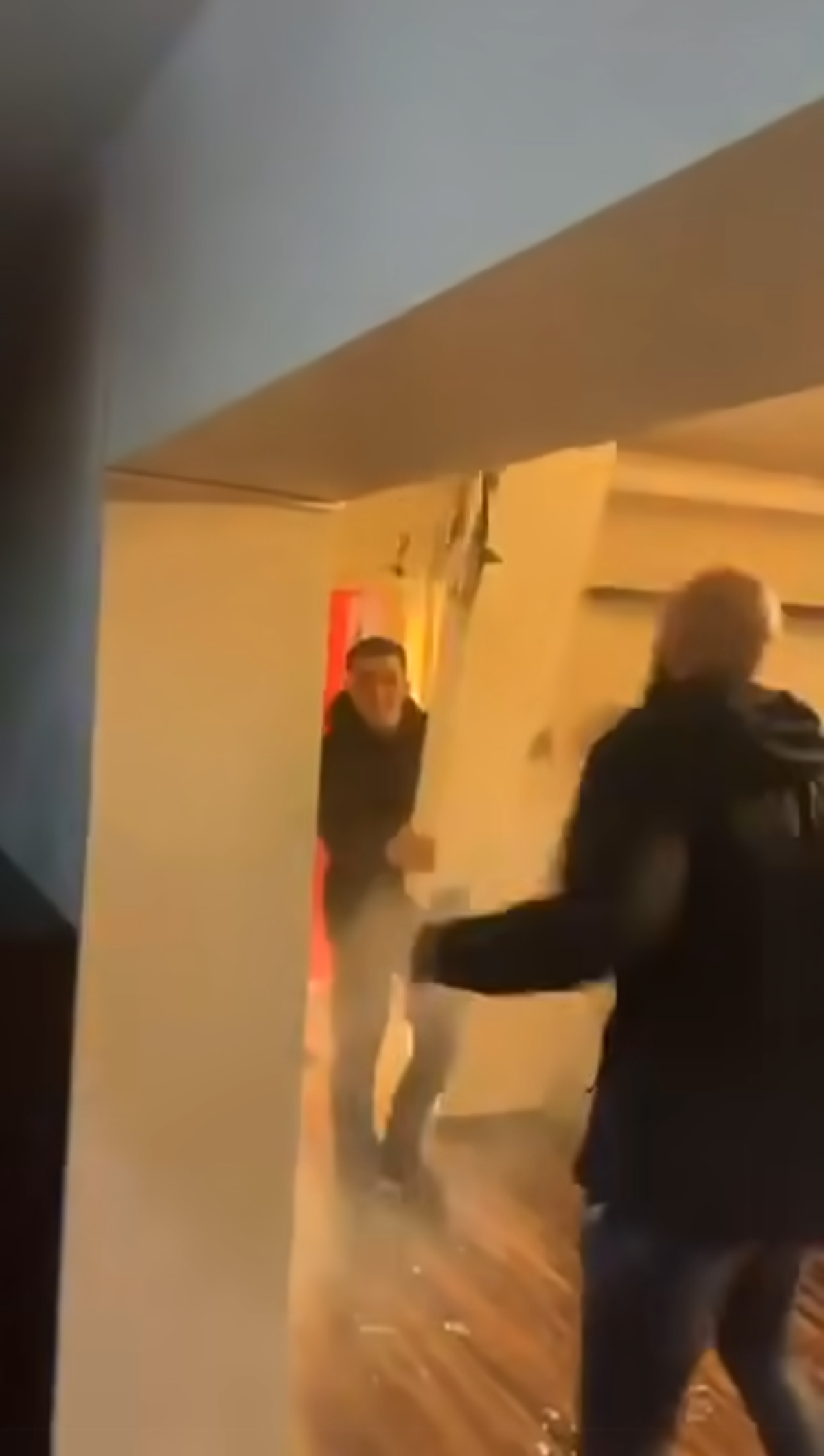 Scene șocante: momentul în care huliganii lui Feyenoord distrug complet un apartament din București