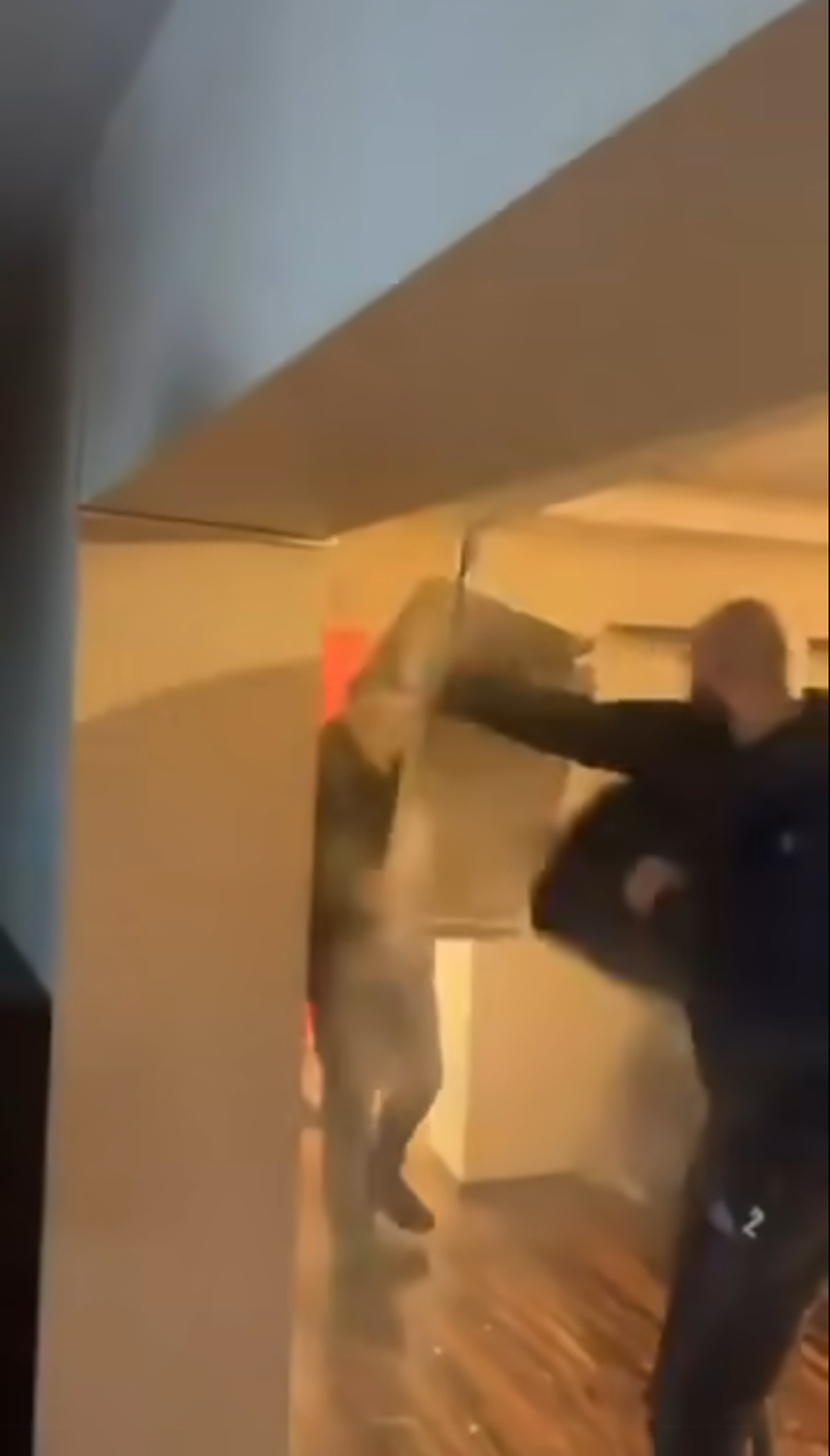 Scene șocante: momentul în care huliganii lui Feyenoord distrug complet un apartament din București