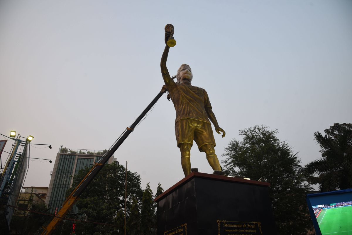 Venerat ca un zeu al fotbalului în India, Lionel Messi are o statuie de 21 de metri la Calcutta