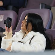 Partenera lui Braun, cu aparatul în mână