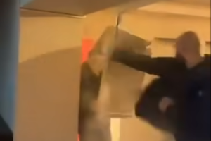 Scene șocante: momentul în care huliganii lui Feyenoord distrug complet un apartament din București