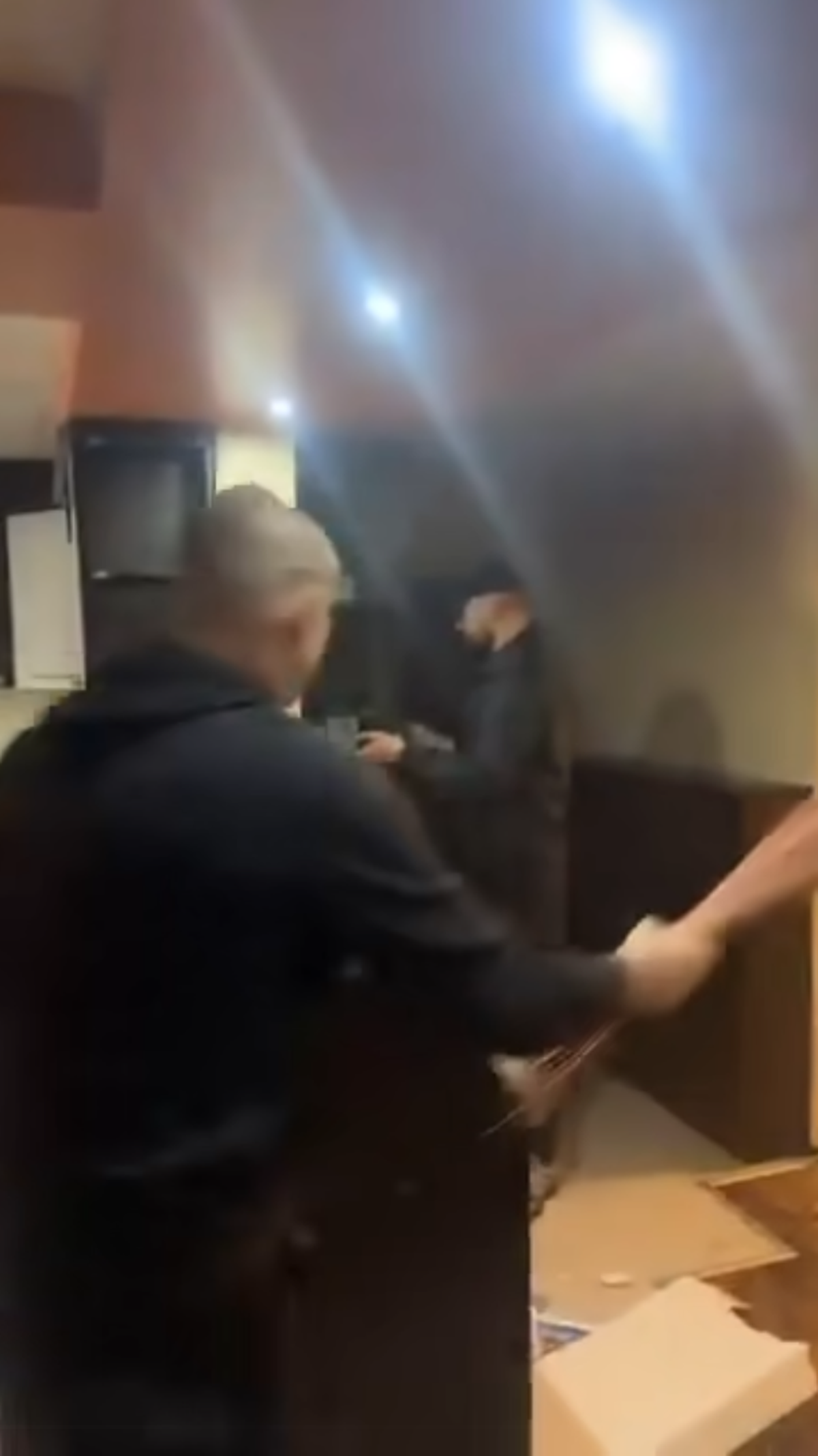 Fanii lui Feyenoord au distrus un apartament din București