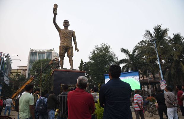 Lionel Messi, venerat ca un zeu! » A venit să vadă statuia de 21 de metri dezvelită în cinstea lui, într-o țară cu fotbal zero! Ridicată în doar 40 de zile, fanii au plâns