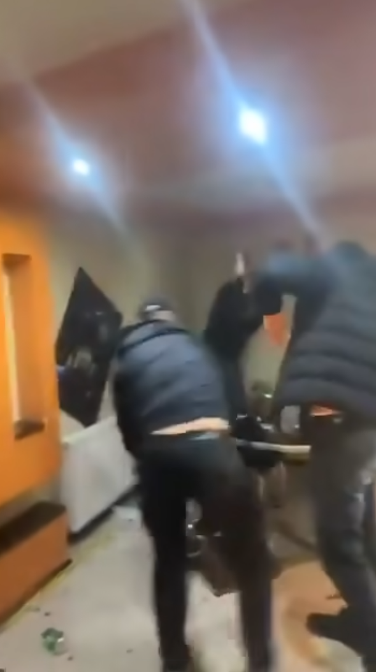 Scene șocante: momentul în care huliganii lui Feyenoord distrug complet un apartament din București