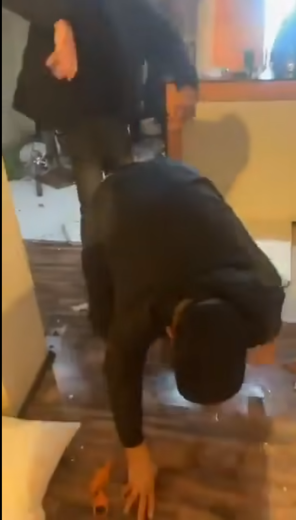 Fanii lui Feyenoord au distrus un apartament din București