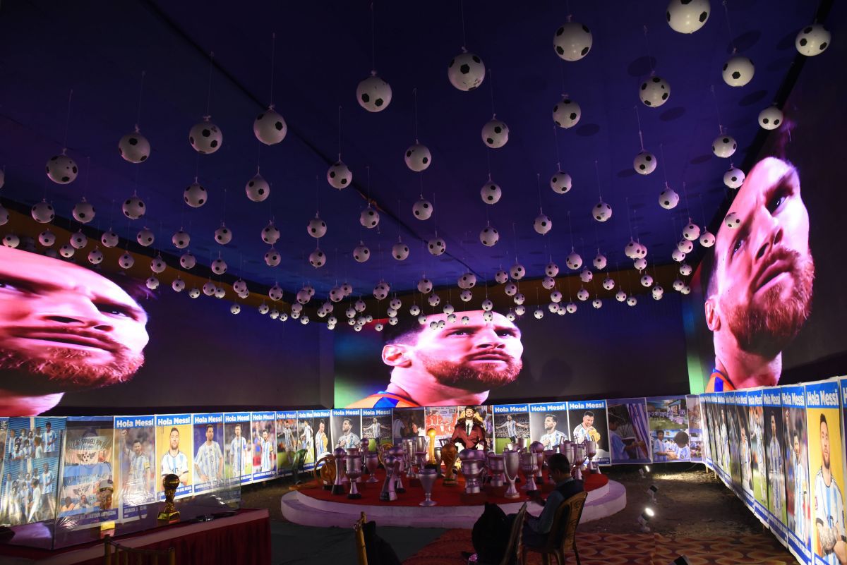 Lionel Messi, venerat ca un zeu! » A venit să vadă statuia de 21 de metri dezvelită în cinstea lui, într-o țară cu fotbal zero! Ridicată în doar 40 de zile, fanii au plâns