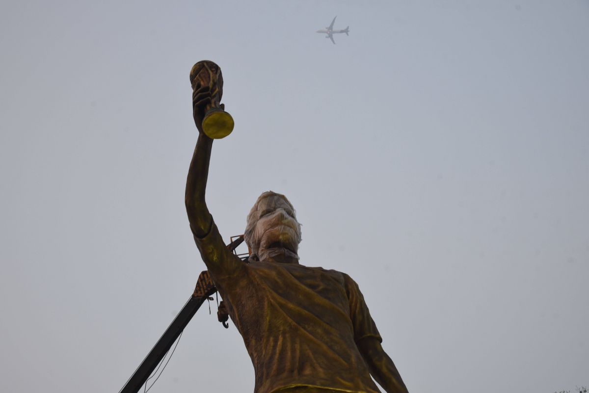 Venerat ca un zeu al fotbalului în India, Lionel Messi are o statuie de 21 de metri la Calcutta