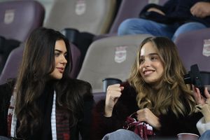 Partenerele fotbaliștilor rapidiști au furat atenția la ultimul meci din 2025 în Giulești » I-au făcut concurență lui Moș Crăciun