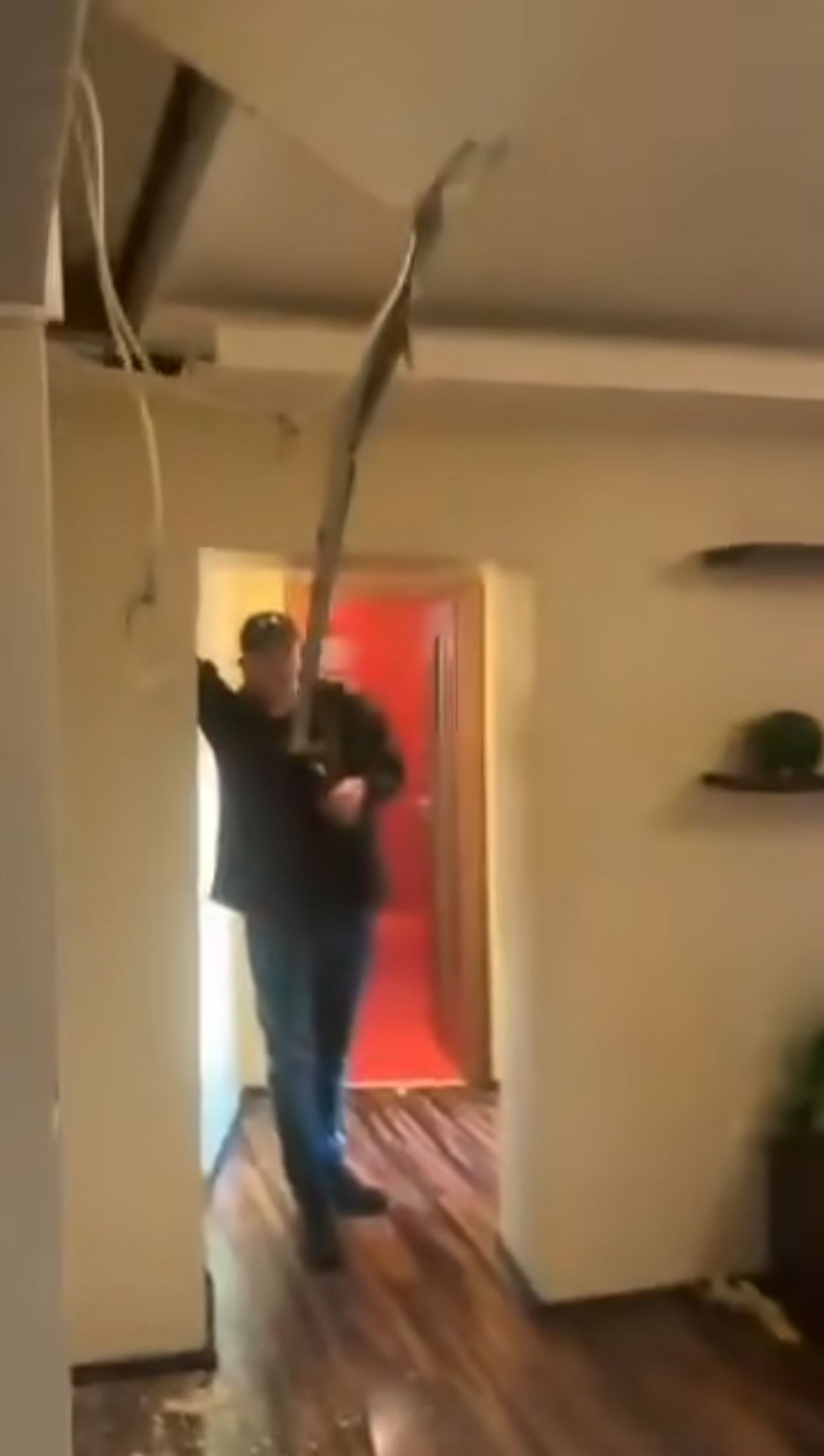 Scene șocante: momentul în care huliganii lui Feyenoord distrug complet un apartament din București