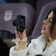 Partenera lui Braun, cu aparatul în mână