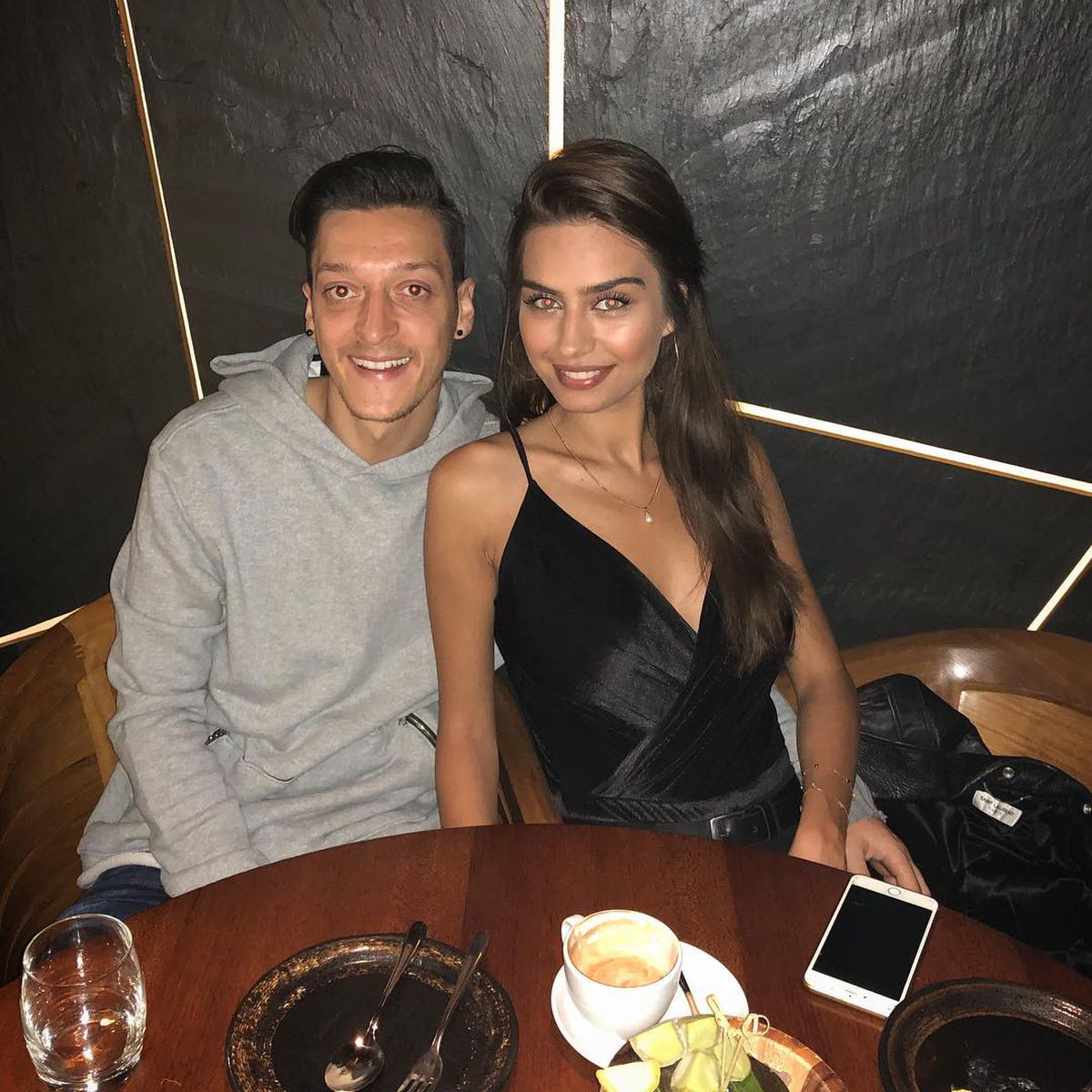 FOTO Feblețea lui Mesut Ozil » Amine Gulse i-a cucerit inima fotbalistului dorit de Fenerbahce