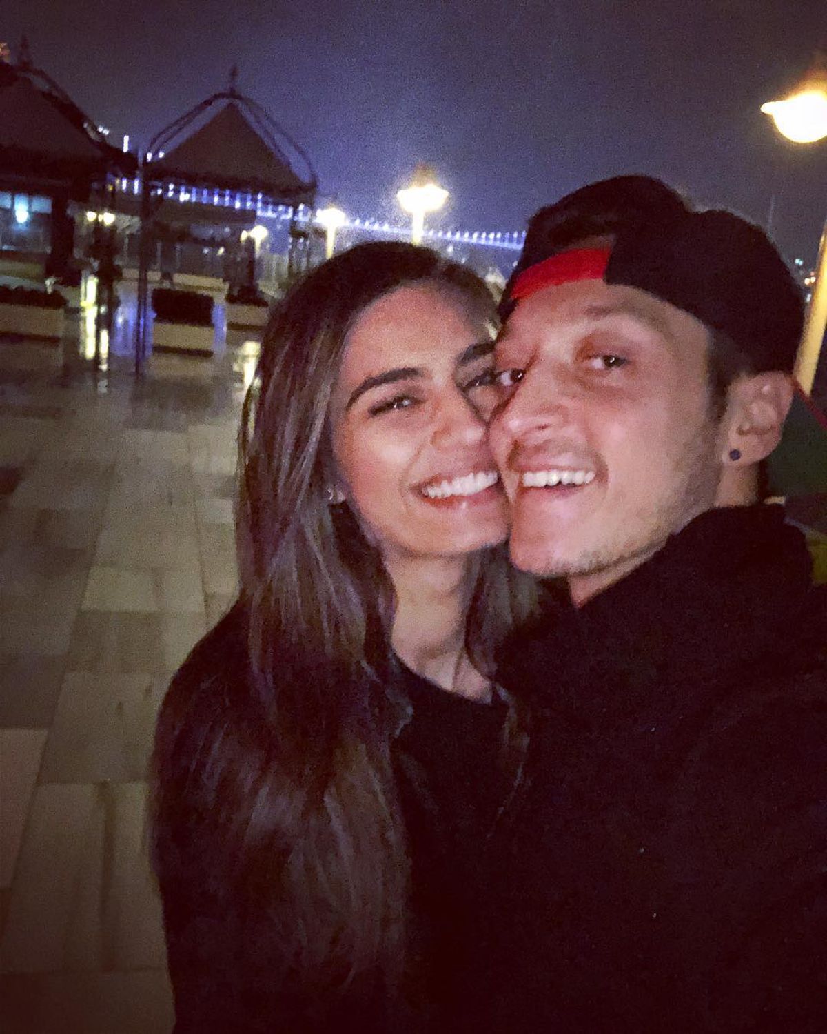 FOTO Feblețea lui Mesut Ozil » Amine Gulse i-a cucerit inima fotbalistului dorit de Fenerbahce