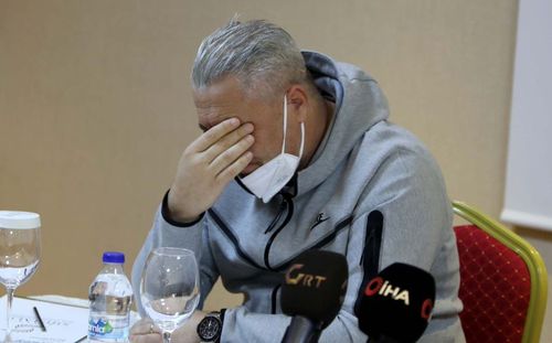 Marius Șumudică (49 de ani) și-a luat adio astăzi de la Gaziantep. În cadrul conferinței de presă, tehnicianul român nu și-a putut stăpâni emoțiile și a început să plângă @Twitter