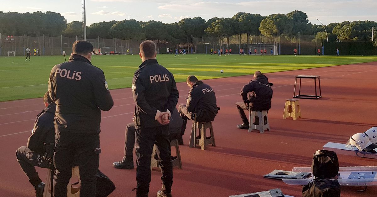 VIDEO Detaliul remarcat de Costin Ștucan la amicalul disputat de FCSB în Antalya: „14 băieți stau ca sardinele pe banca de rezerve, doar 1-2 au măști”