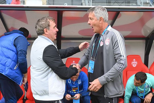 Cristiano Bergodi îi strânge mâna lui Gică Hagi