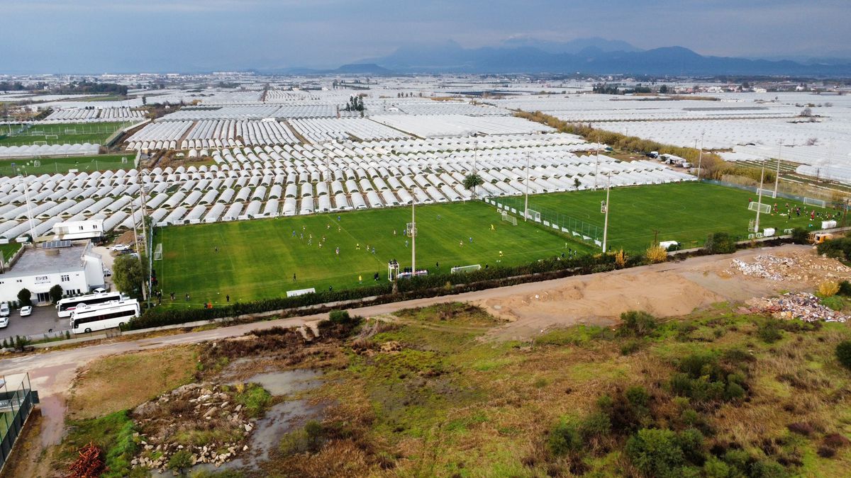 Fotbal printre căpșuni și salate! Imagini inedite din dronă: ce se afla lângă terenul de joc al Rapidului