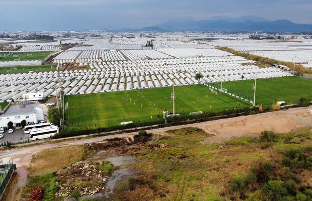 Fotbal printre căpșuni și salate! Imagini inedite din dronă: ce se afla lângă terenul de joc al Rapidului