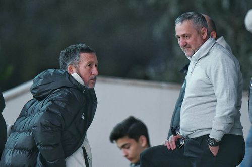 Mihai Stoica a asistat la amicalul dintre Universitatea Craiova și Slovacko. Oficialul celor de la FCSB a discutat înaintea partidei cu Mihai Rotaru, principalul finanțator al oltenilor. 
 / FOTO: Cristi Preda (GSP.ro)