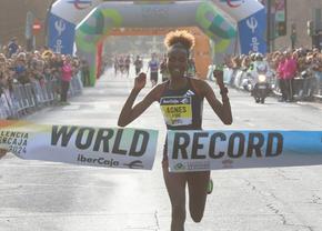 A bătut recordul mondial! Prima femeie care a alergat 10 kilometri pe șosea în mai puțin de 29 de minute