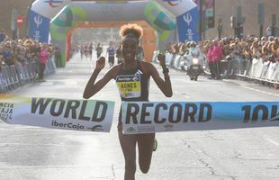 A bătut recordul mondial! Prima femeie care a alergat 10 kilometri pe șosea în mai puțin de 29 de minute