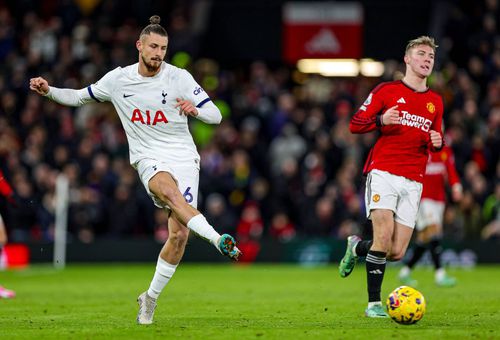 Radu Drăgușin a bifat 10 minute, pe final, în meciul său de debut la Tottenham. Cotidianul Evening Standard l-a notat cu 6 / FOTO: Imago