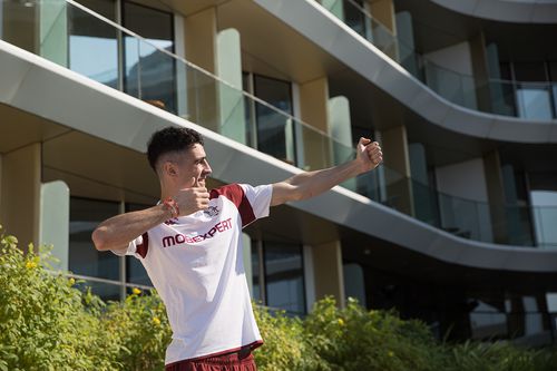 Alex Pașcanu a pozat în Dubai exact la fel cum o face și când celebrează un gol marcat FOTO: Ionuț Iordache (GSP)