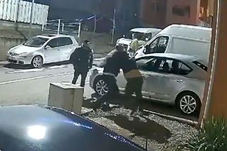 Atenție, imagini violente! » Liderul galeriei echipei din Superliga, atacat cu un cuțit în stradă + un fost patron de club a fost implicat