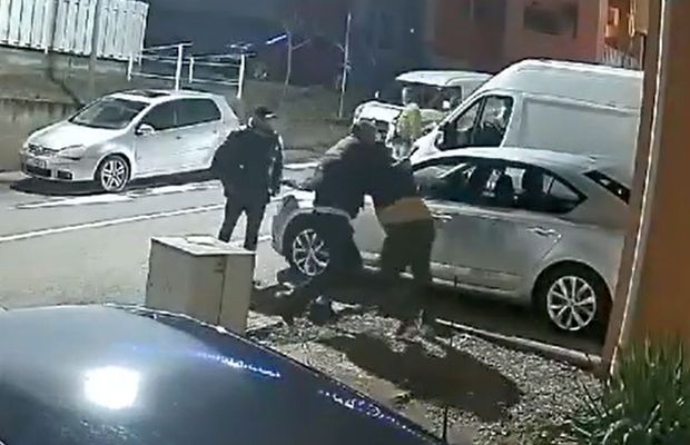 Atenție, imagini violente! » Liderul galeriei echipei din Superliga, atacat cu un cuțit în stradă + un fost patron de club a fost implicat