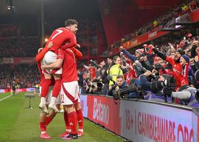 Nottingham - Liverpool, duel tare la vârful Premier League