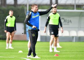 Doi oameni de bază s-au înjurat la antrenamentul FCSB-ului: „Iar vorbești tu, mă?” » Pintilii a fluierat de urgență: „Potoliți-vă!”