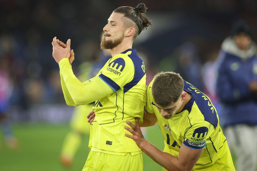 Radu Drăgușin, revenit pe teren în meciul cu Crystal Palace de pe 28 decembrie, este împins de Tottenham spre un transfer în această iarnă. Foto: Imago Images Mutarea de la miezul nopții pentru transferul lui Drăgușin: „Au pornit în forță negocierile cu Tottenham”