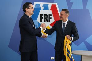 Ilie Dumitrescu a semnat și a fost prezentat oficial: „Sunt onorat să vin aici”