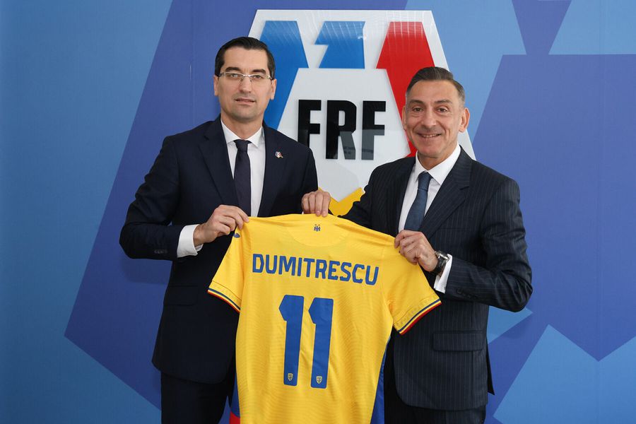 Ilie Dumitrescu și Răzvan Burleanu/ foto: FRF Ilie Dumitrescu a semnat și a fost prezentat oficial: „Sunt onorat să vin aici”