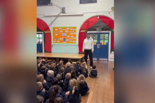 VIDEO VIRAL Emoționant! Fundașul - profesor de sport, primit ca un erou la școală, după ce a produs cea mai mare surpriză din istoria Cupei Angliei