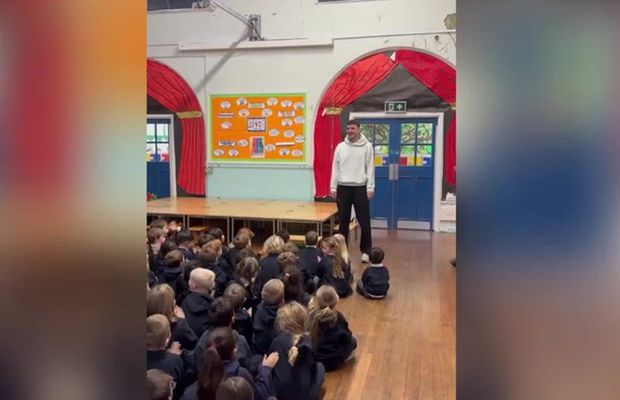 Emoționant! Fundașul - profesor de sport, primit ca un erou la școală, după ce a produs cea mai mare surpriză din istoria Cupei Angliei