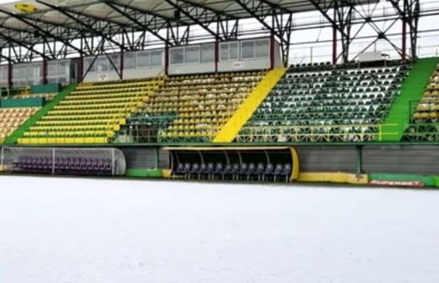 FC Argeș a pozat gazonul din Mioveni, după ce FCSB a amenințat că nu se prezintă: „Se acceptă doar crampoane”