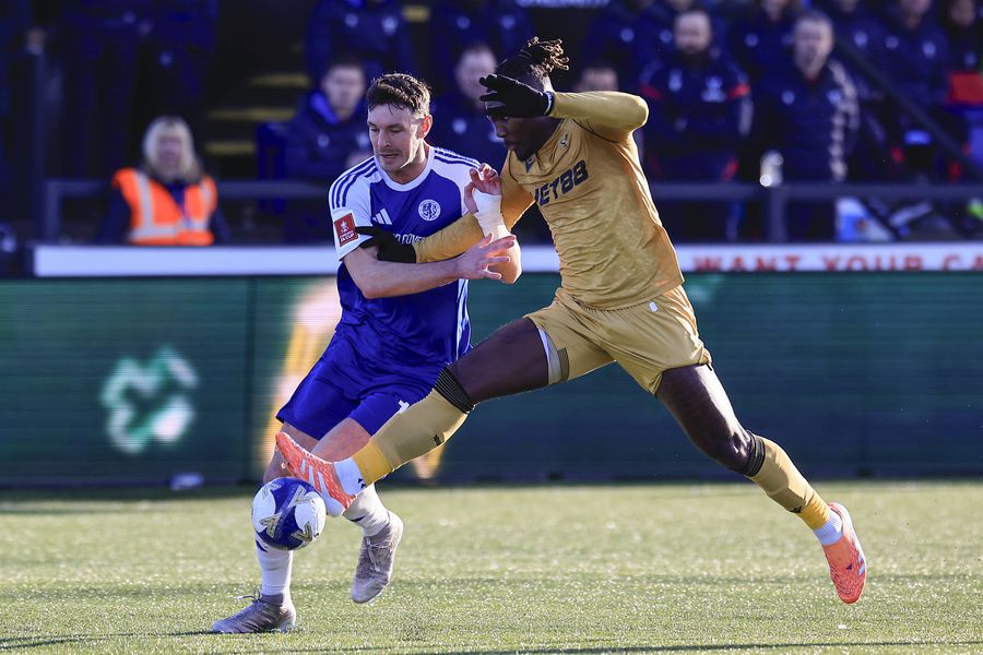 Emoționant! Fundașul - profesor de sport, primit ca un erou la școală, după ce a produs cea mai mare surpriză din istoria Cupei Angliei