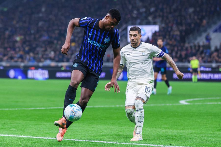 Denzel Dumfries, într-un duel cu Mattia Zaccagni, care l-a accidentat în Inter - Lazio 2-0 / Foto: Imago Veste bună pentru Chivu de la titularul accidentat al lui Inter