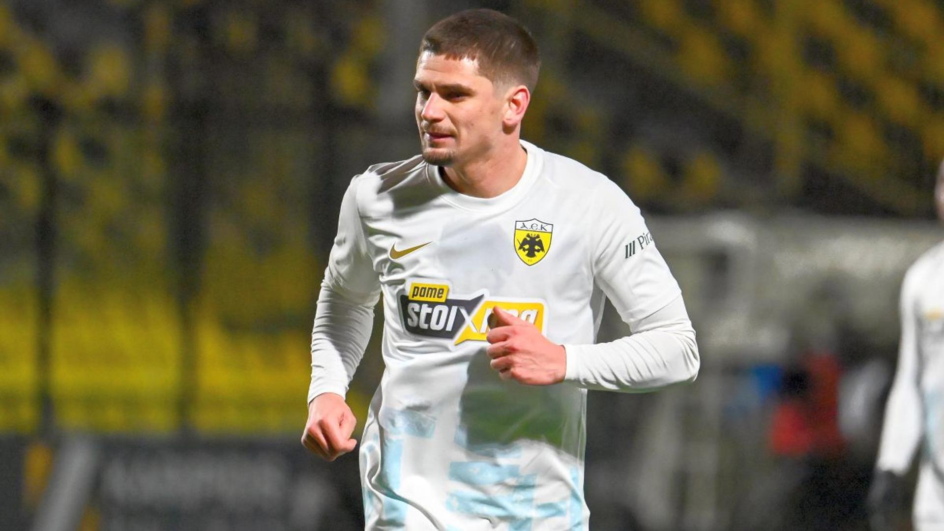 Răzvan Marin în tricoul AEK Atena în timpul meciului din Cupa Greciei, pe terenul adversarilor OFI Creta. | sursa foto: Gazeta Sporturilor