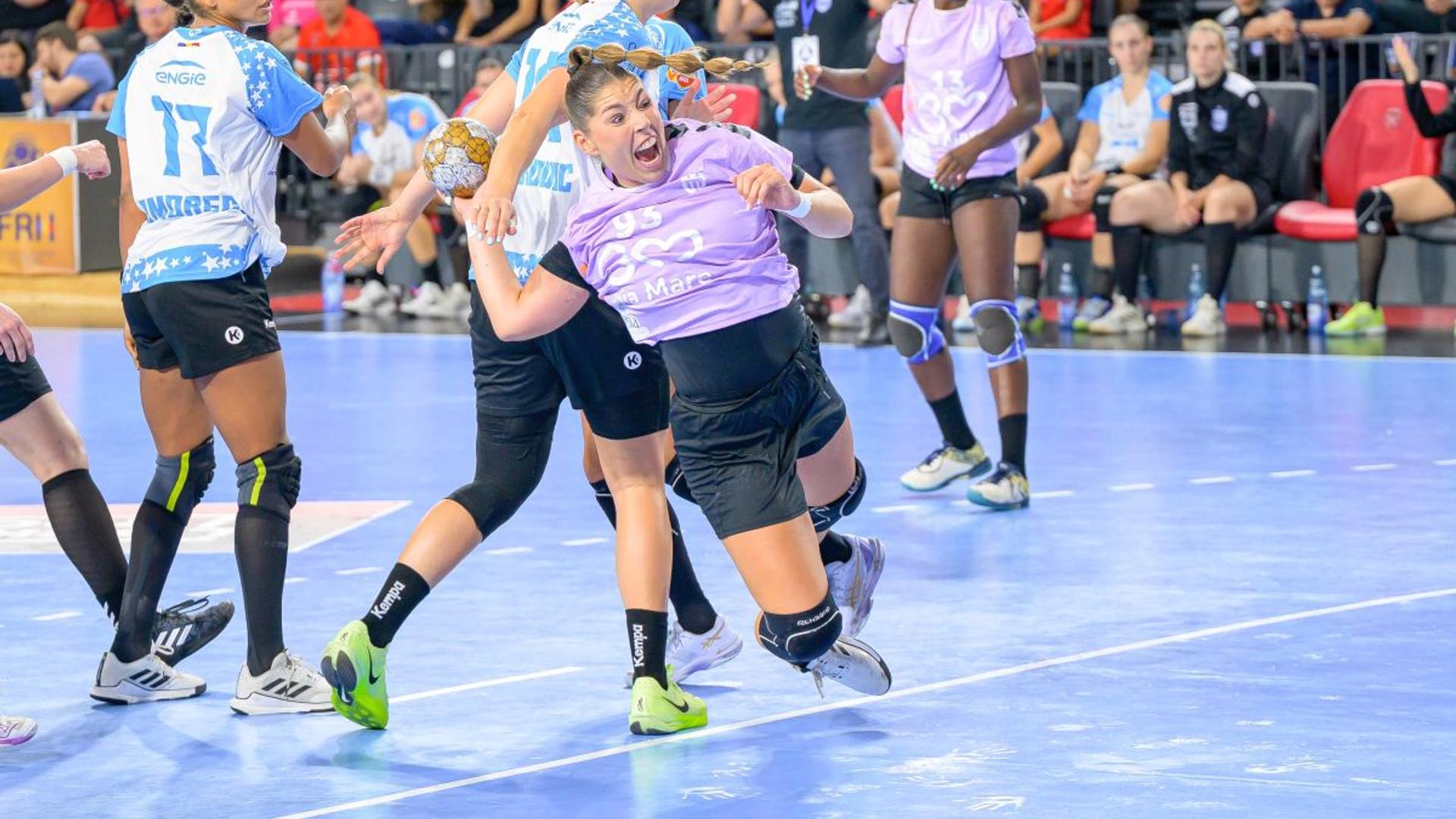 Portarul Yuliya Dumanska în acțiune pentru Minaur Baia Mare în meciul Liga Florilor contra CSM București, înainte de transferul său finalizat recent | sursa foto: Gazeta Sporturilor