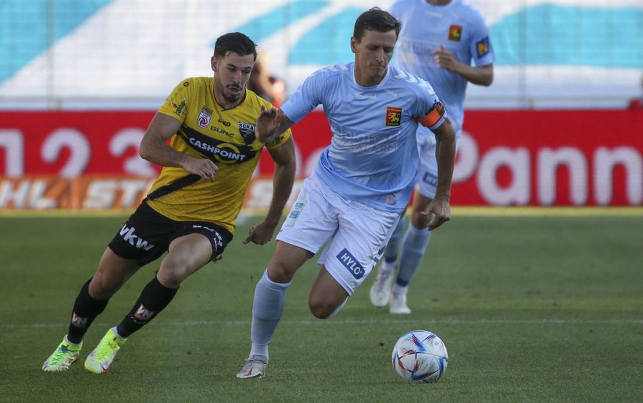 Atacantul Guy Dahan (Altach, stânga), într-un meci din Cupa Austriei contra lui Admira în august 2022 / Foto: Imago Transferul #5 la Unirea Slobozia » Atacantul a marcat în Conference League și vine liber de contract