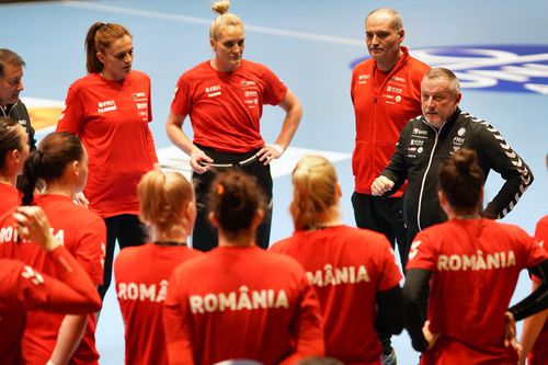 Selecționerul Bogdan Burcea discută cu jucătoarele în cantonamentul de la Rm. Vâlcea FOTO ImagePlus