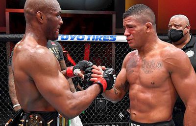 VIDEO Kamaru Usman n-a avut milă de prietenul său! L-a făcut KO pe Gilbert Burns în gala UFC 258