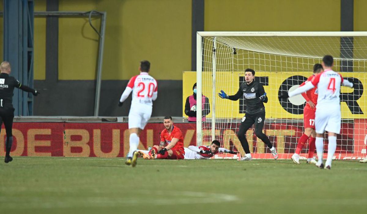 FOTO 3 faze controversate în Hermannstadt - FCSB » MM a postat în timpul meciului + analiza lui Crăciunescu