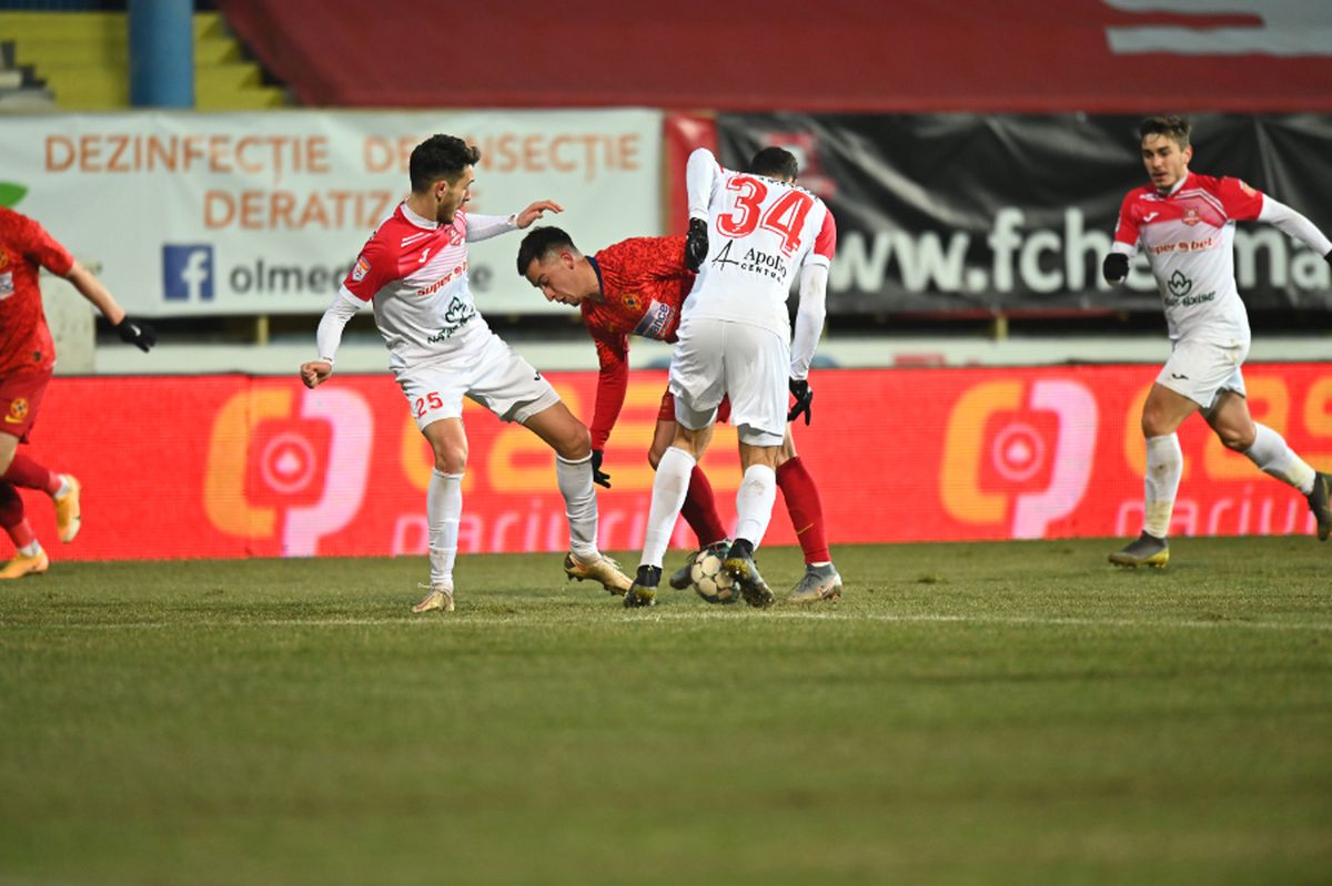 FOTO 3 faze controversate în Hermannstadt - FCSB » MM a postat în timpul meciului + analiza lui Crăciunescu