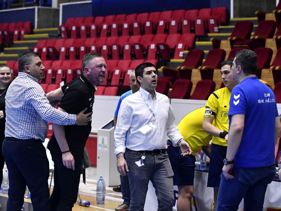 Nervi întinși la maxim. Per Johansson sare la Florentin Pera, la meciul din martie 2020 FOTO sportpictures.eu Nervi întinși la maxim. Per Johansson sare la Florentin Pera, la meciul din martie 2020 FOTO sportpictures.eu