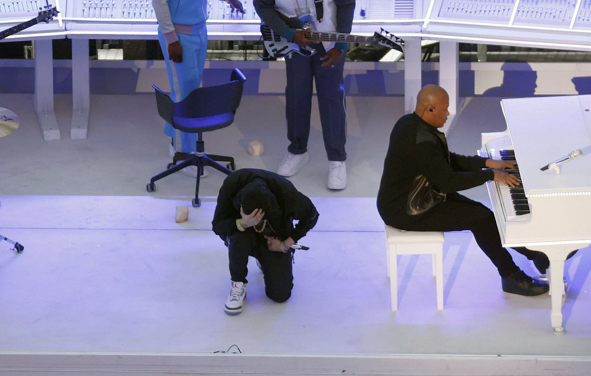 Eminem a repetat gestul lui Colin Kaepernick la SuperBowl » Ce a răspuns NFL, acuzată că i-ar fi interzis