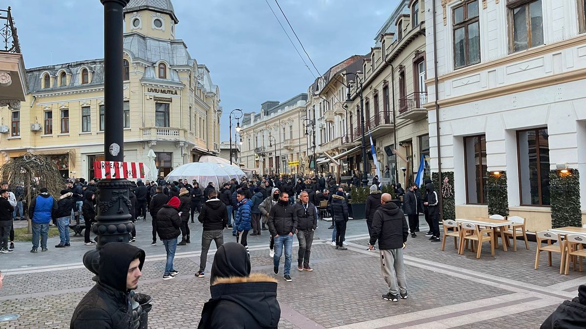 A venit nota de plată după derby-ul Craiovei » Amenzi mari dictate de Jandarmerie după ce ultrașii celor două echipe au oprit meciul de două ori