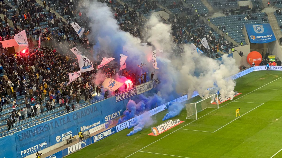 A venit nota de plată după derby-ul Craiovei » Amenzi mari dictate de Jandarmerie după ce ultrașii celor două echipe au oprit meciul de două ori