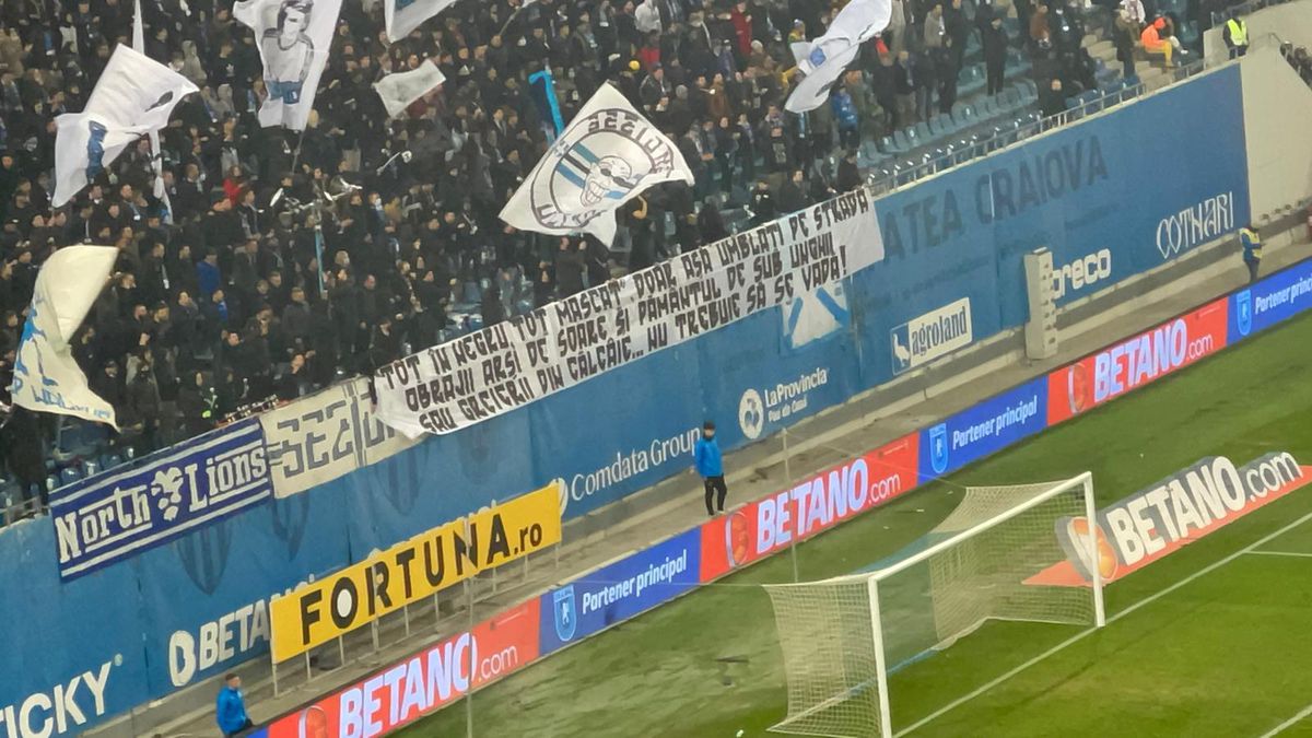Mesaje ironice ale fanilor în CS Universitatea Craiova - FCU Craiova